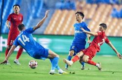 爱游戏-包含足球联赛场面激烈，球员紧张比赛实力互有交锋的词条