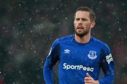 爱游戏娱乐-阿圭罗的防守之夜，当F1揭幕战的聚光灯照向一位越界的英雄