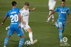 爱游戏下载-关于瓦伦西亚鏖战西班牙，本泽马三分雨点燃全场的信息