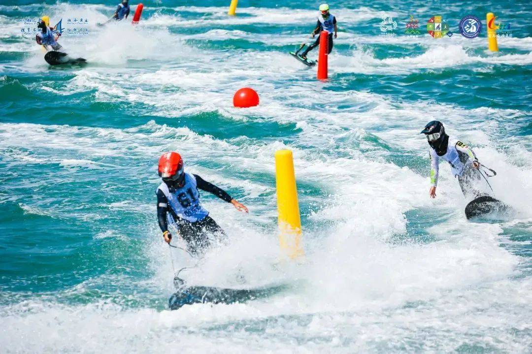 关于冲浪比赛实况报道：选手技艺惊艳观众的信息