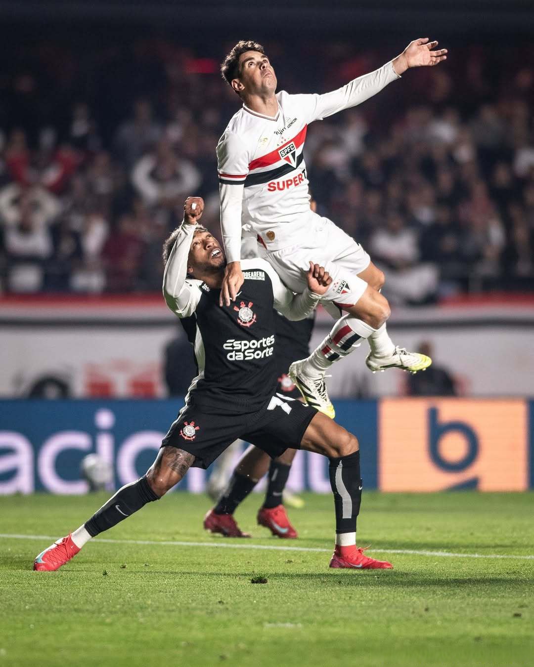 皇马以三比一击败脊背昨晚比赛灿烂的简单介绍