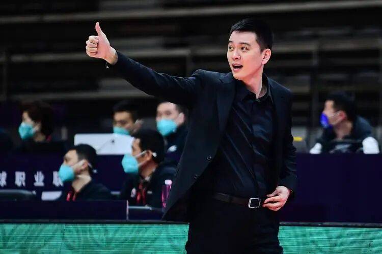 战绩下滑，球队主帅面临压力考验