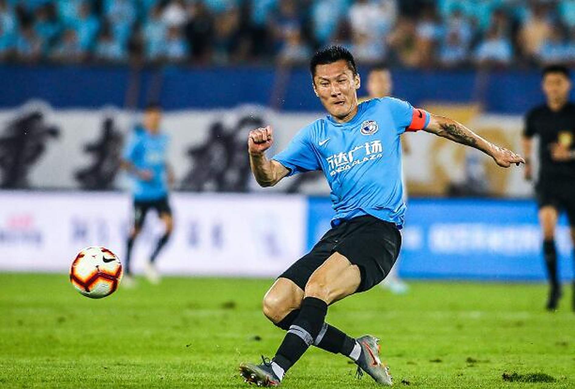 夺冠热门大连一方纵情进攻，取得胜利的简单介绍