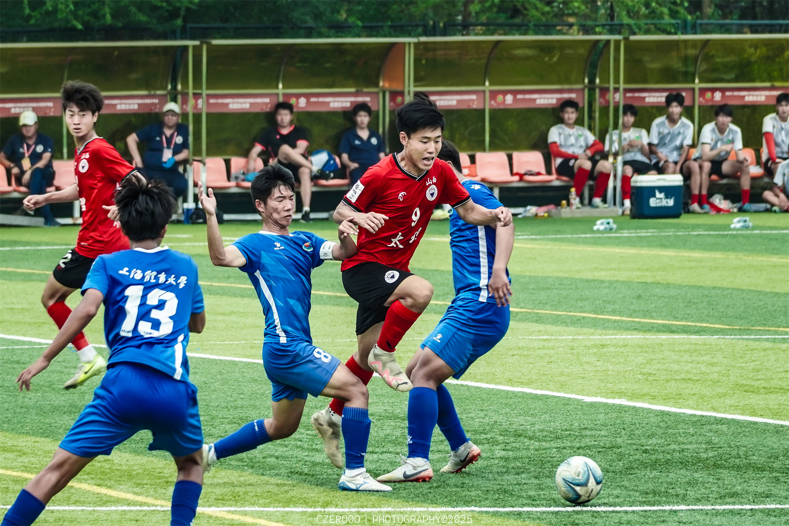 足球联赛揭幕赛：新晋劲旅挑战老牌强队的简单介绍