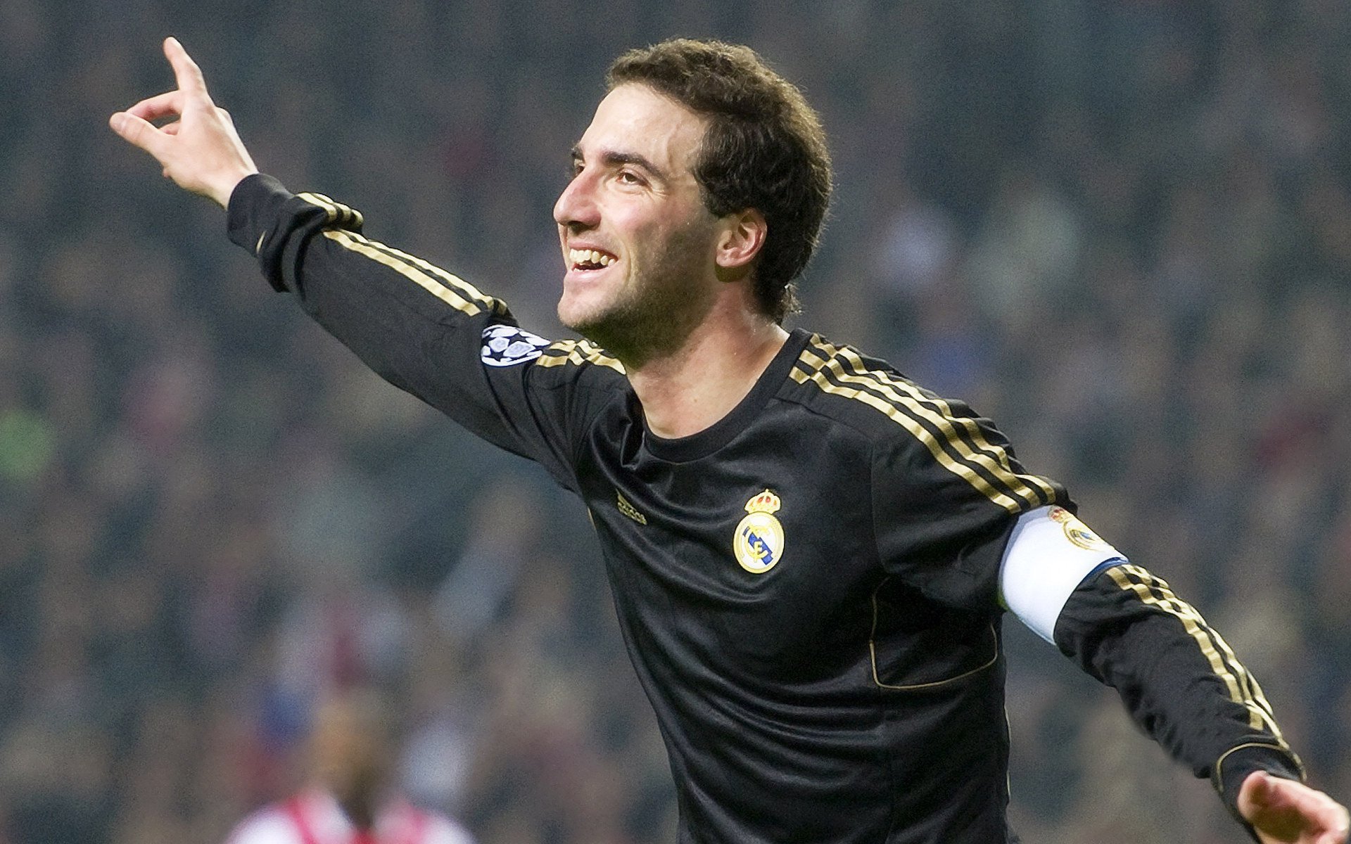 洪都拉斯对阵阿森纳，当国家荣耀遇见俱乐部灵魂，巴斯托尼的不掉线哲学